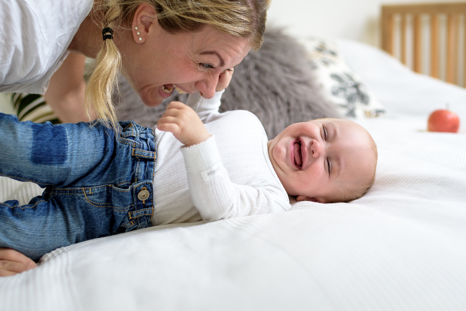 Familj som har roligt utomhus